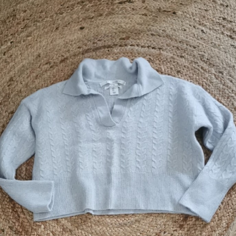 MAX STUDIO 100% grey merino wool  v-neckline cable knit cropped sweater. Size L